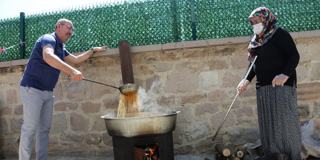 Başkan Kavuş bağ bozumu yaptı, pekmez kaynattı