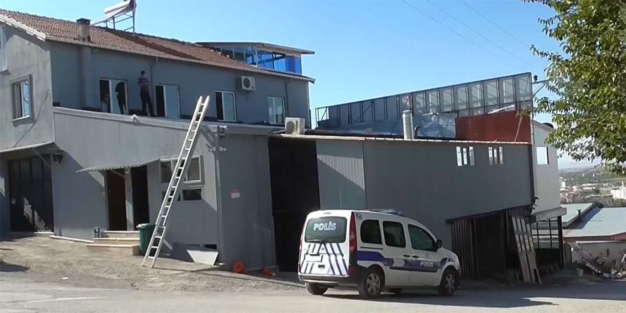 Konya'da çatıya reklam panosu yerleştirmeye çalışan kişi elektrik akımına kapıldı