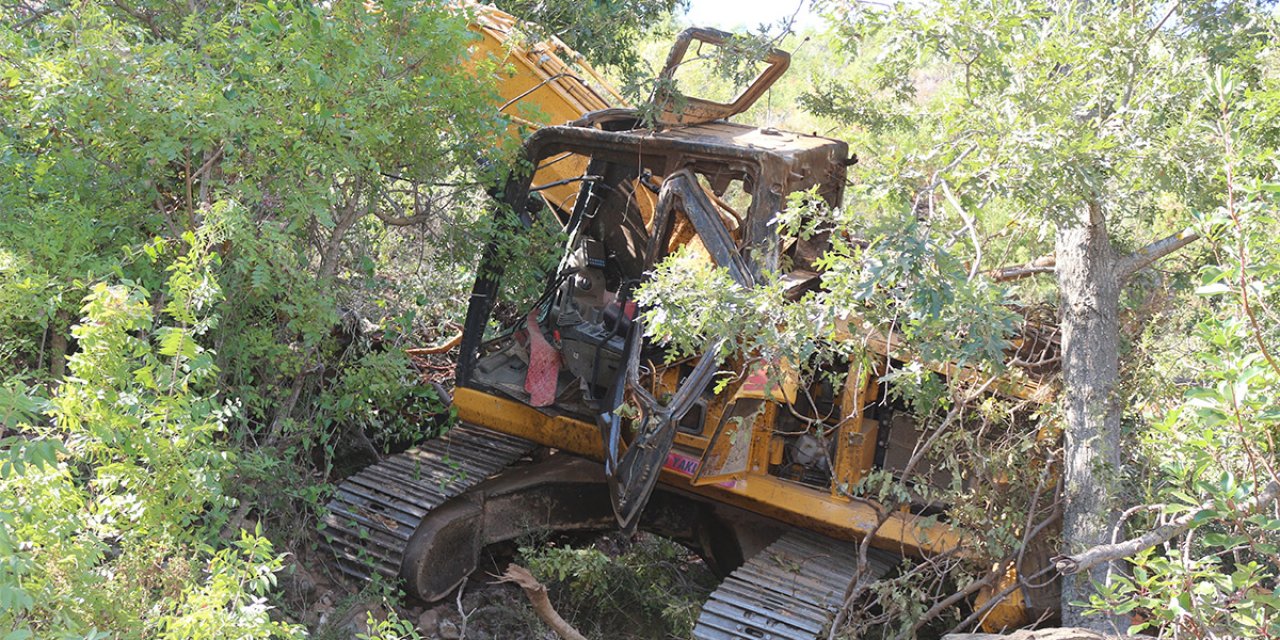 Feci kaza! Uçuruma yuvarlanan kepçenin operatörü hayatını kaybetti