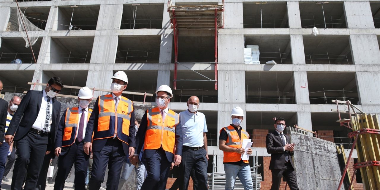 Bakanlar Kurum ve Kasapoğlu öğrenci yurdu inşaatında incelemede bulundu