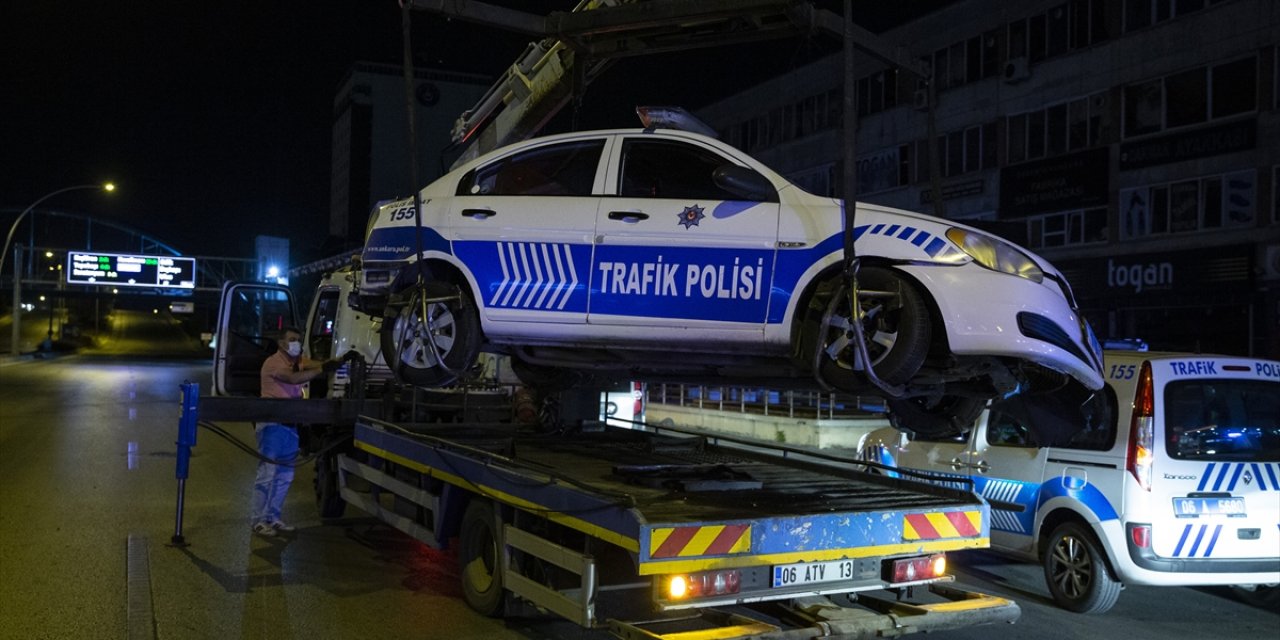 Otomobilin sıkıştırdığı polis aracı bariyerlere çarptı: 2 yaralı