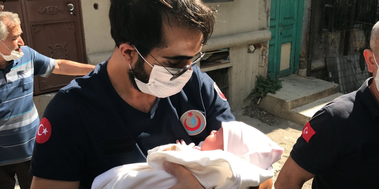 Vicdansızlar! Kız bebeğini çöp konteynerinin arkasına terk ettiler