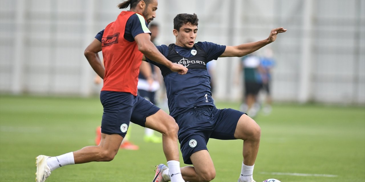 13 yaşında altyapısına girdiği Konyaspor'da 17 yaşında A takıma yükseldi