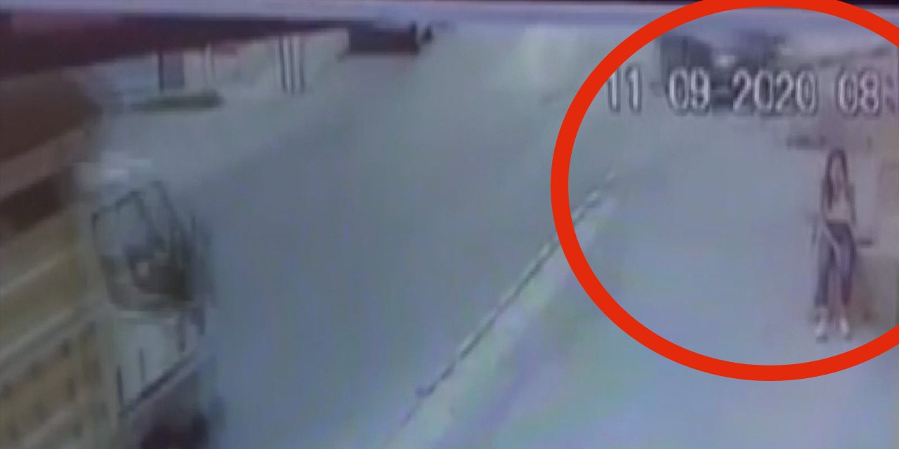 Feci kaza anı kamerada! Kaldırımda dolmuş bekleyen genç kız otomobilin altında kaldı
