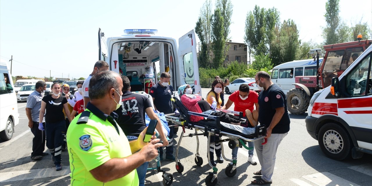 Hamile kadını taşıyan ambulans otomobile çarptı: 3 yaralı