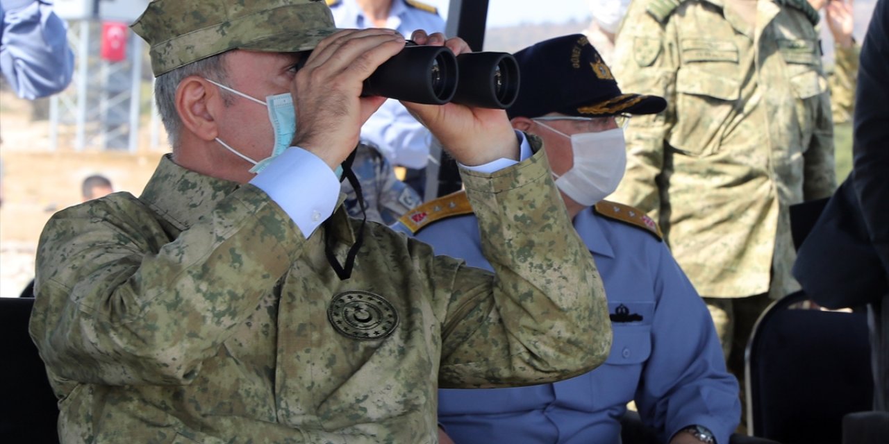 Akar ve komutanlar "Kardak kahramanları" ile bir araya geldi