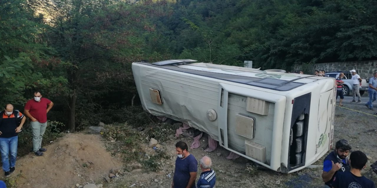 İşçileri taşıyan otobüs devrildi: 1 ölü, 15 yaralı