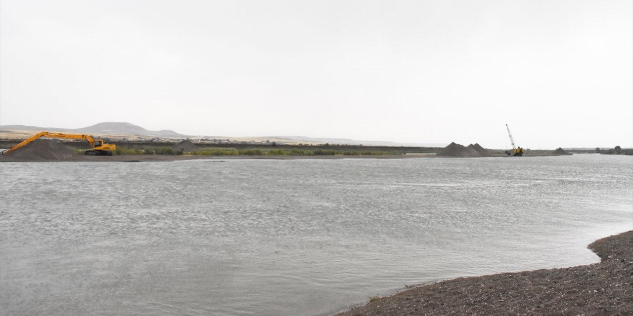 Kızılırmak'a giren 19 yaşındaki genç kayboldu