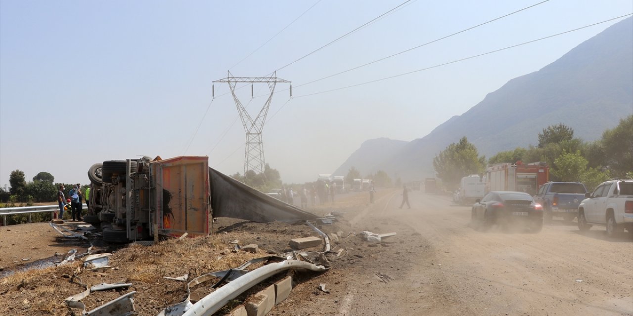 Hafriyat kamyonu devrildi: 1 ölü