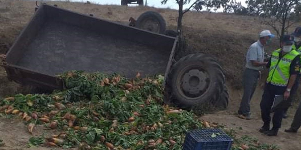 Babasının kullandığı traktörün devrilmesi sonucu hayatını kaybetti