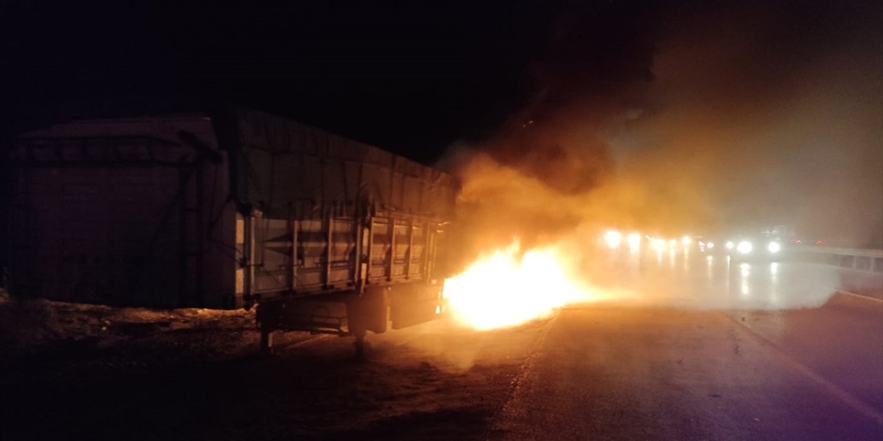 Tuğla yüklü tır alev alev yandı