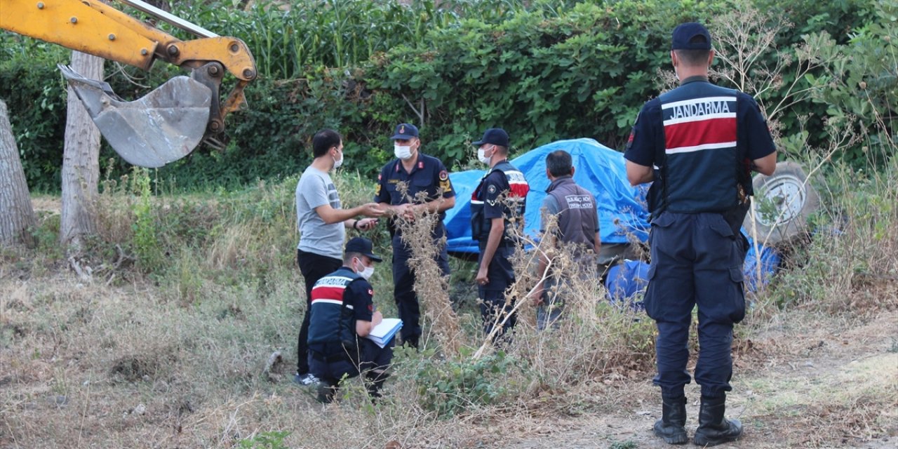 Babasıyla aynı kaderi paylaştı! Devrilen traktörün altında kaldı
