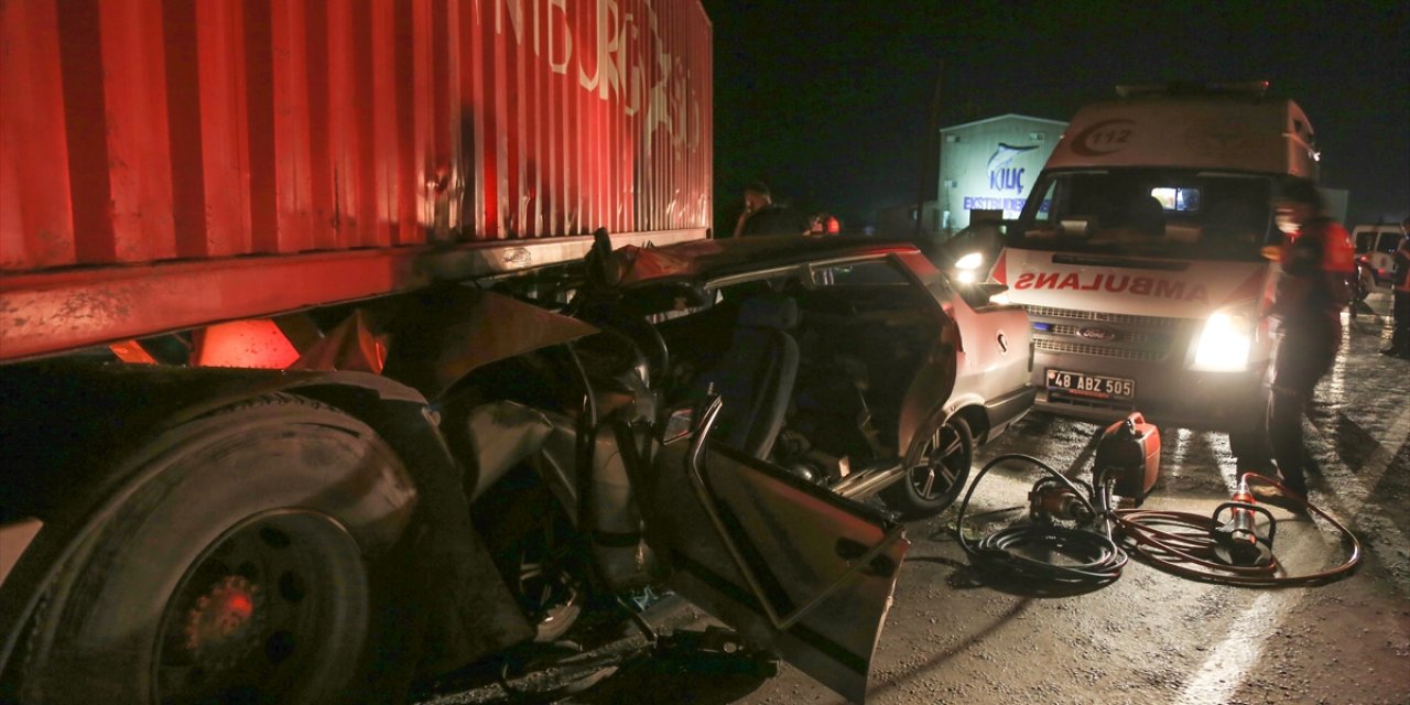 Tırın altına giren otomobildeki 1 kişi öldü, 3 kişi yaralandı
