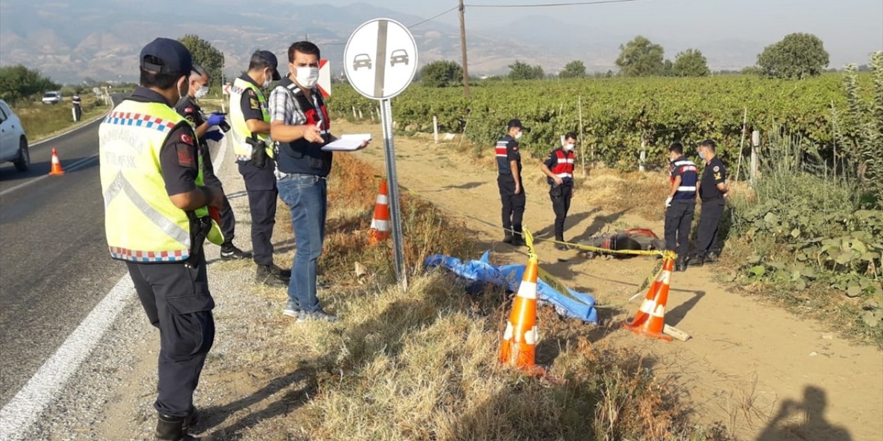 Trafik levhasına çarpan motosikletin sürücüsü hayatını kaybetti