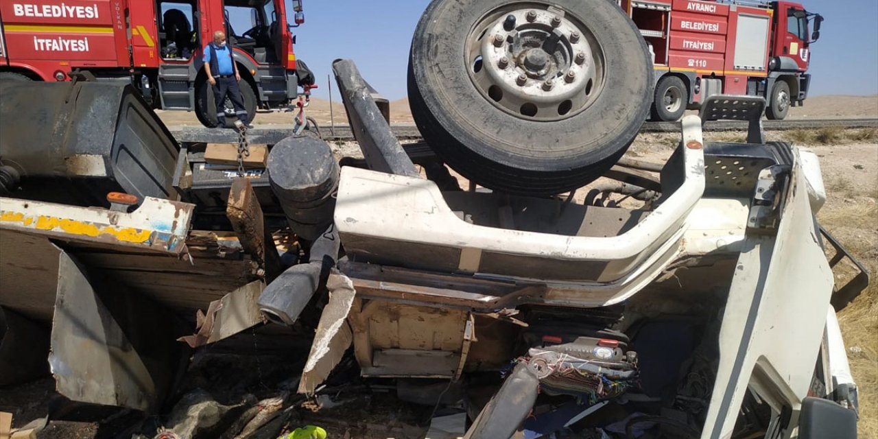 Konya plakalı kamyon devrildi, sürücü kurtarılamadı