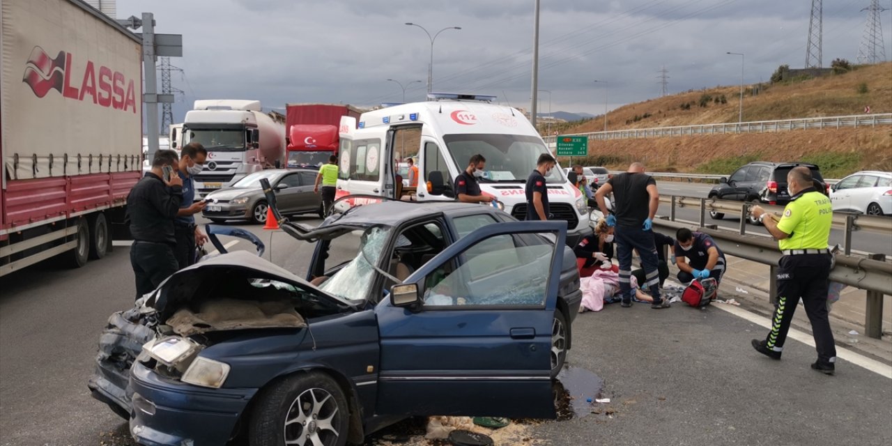 Otomobil kamyona arkadan çarptı: Aynı aileden 1 ölü, 4 yaralı