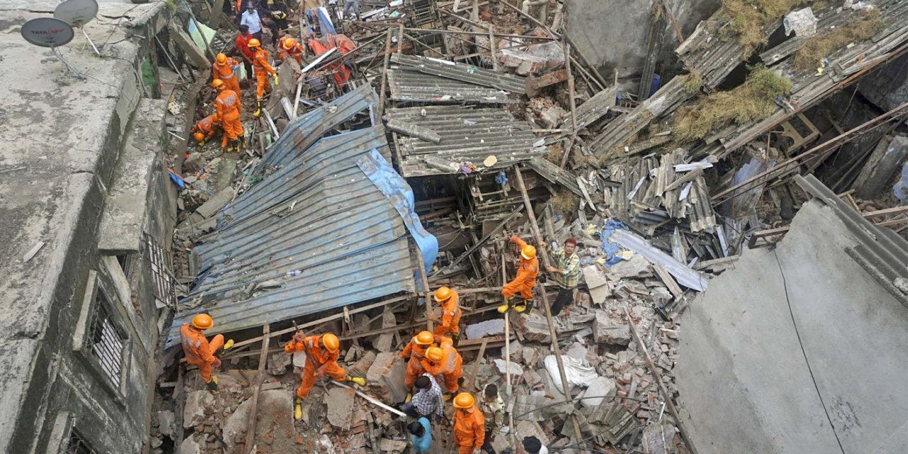 Hindistan'da dört katlı bina çöktü: 10 ölü, 11 yaralı