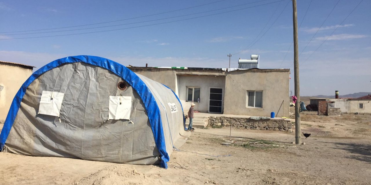 Konya'da evleri depremde hasar gören 2 aile için çadır kuruldu