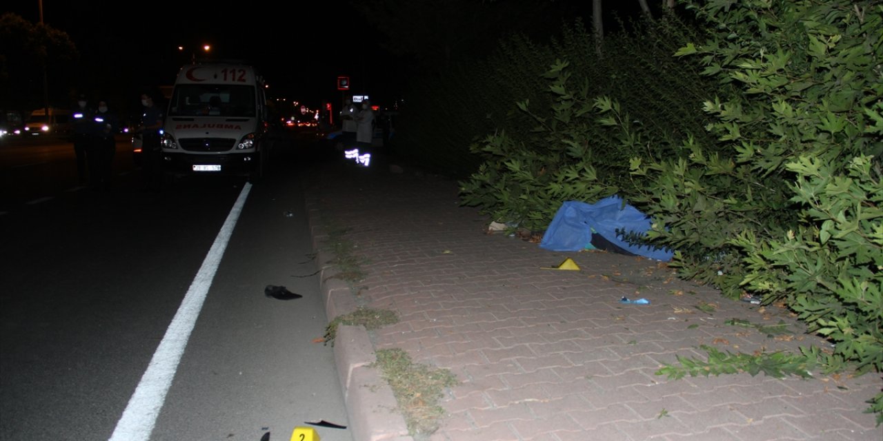 Otomobilin çarptığı genç hayatını kaybetti! Polis kaçan sürücüyü arıyor