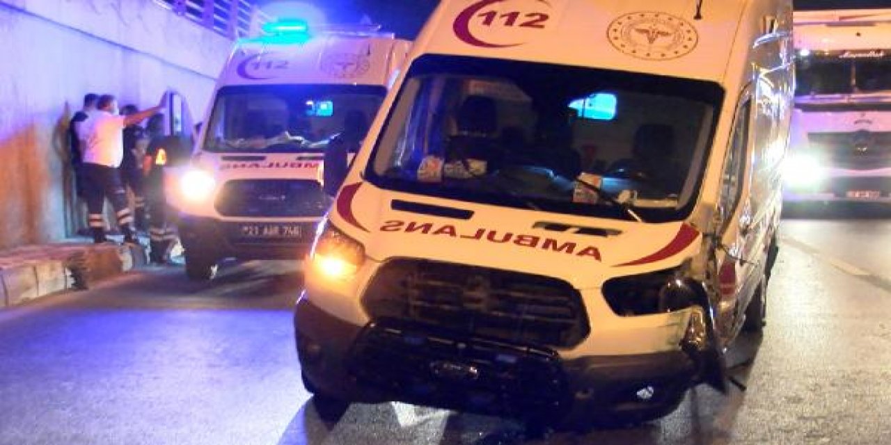 Ambulans otomobille çarpıştı: 3 yaralı
