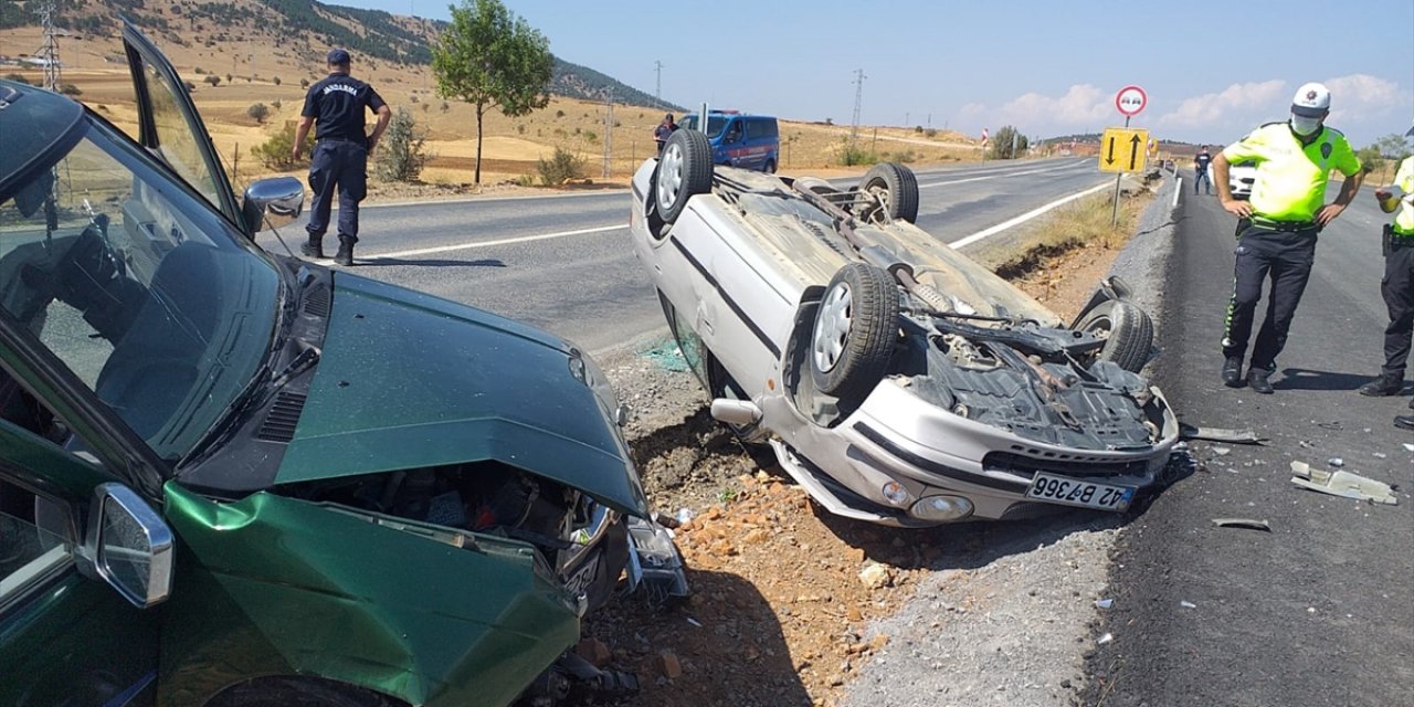 Konya'da kaza! Kamyonet otomobille çarpıştı: 3 yaralı
