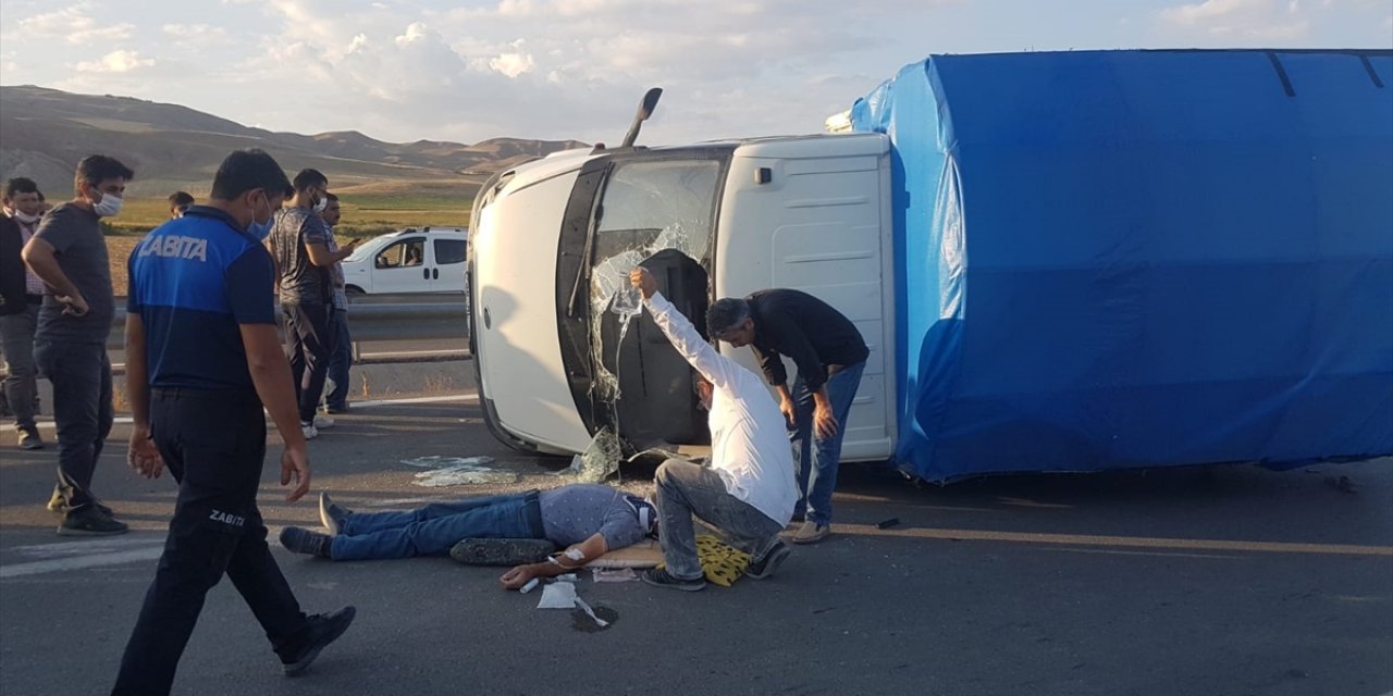 Ölümden döndüler! İşçileri taşıyan kamyonet devrildi