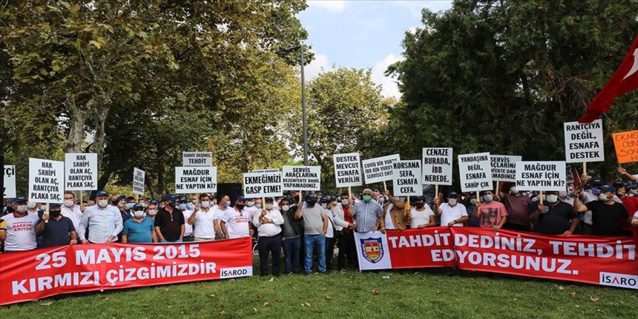 Taksiciler ve servisçiler İstanbul Büyükşehir Belediyesi yönetimini protesto etti