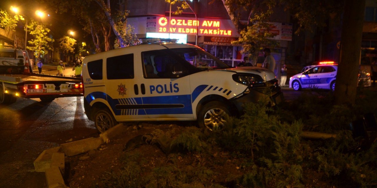 Şüpheli kovalarken kaza yapan ekip aracındaki 2 polis yaralandı