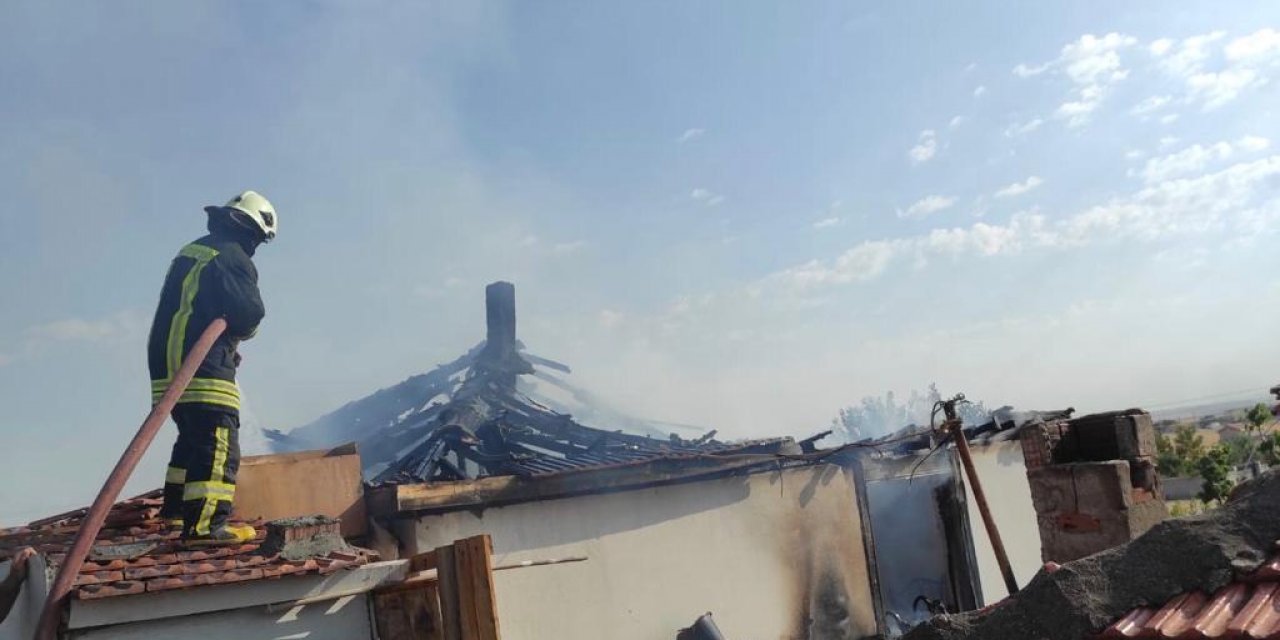 Konya’da çıkan yangında 3 kişilik ailenin yaşadığı ev kül oldu