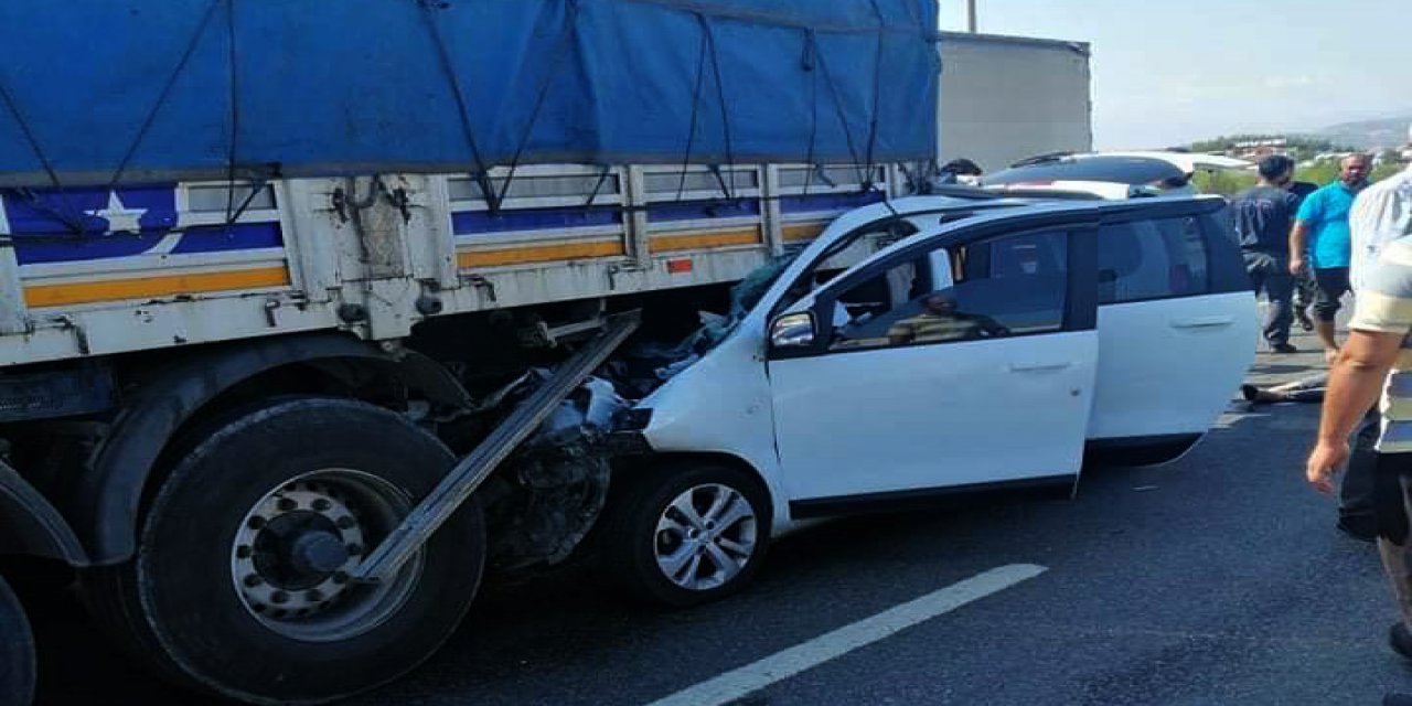 Feci kaza! Hafif ticari araç TIR’a çarptı: 3 ölü, 2 yaralı