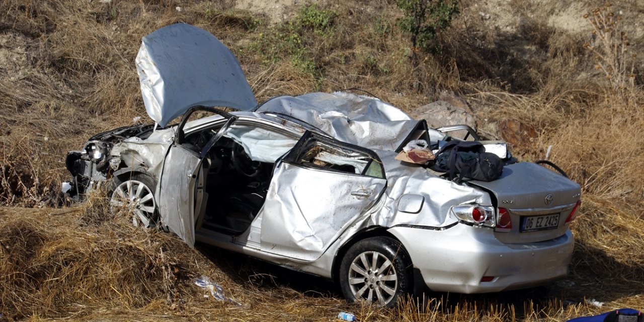 Tarlaya devrilen otomobilin sürücüsü öldü, eşi ağır yaralandı