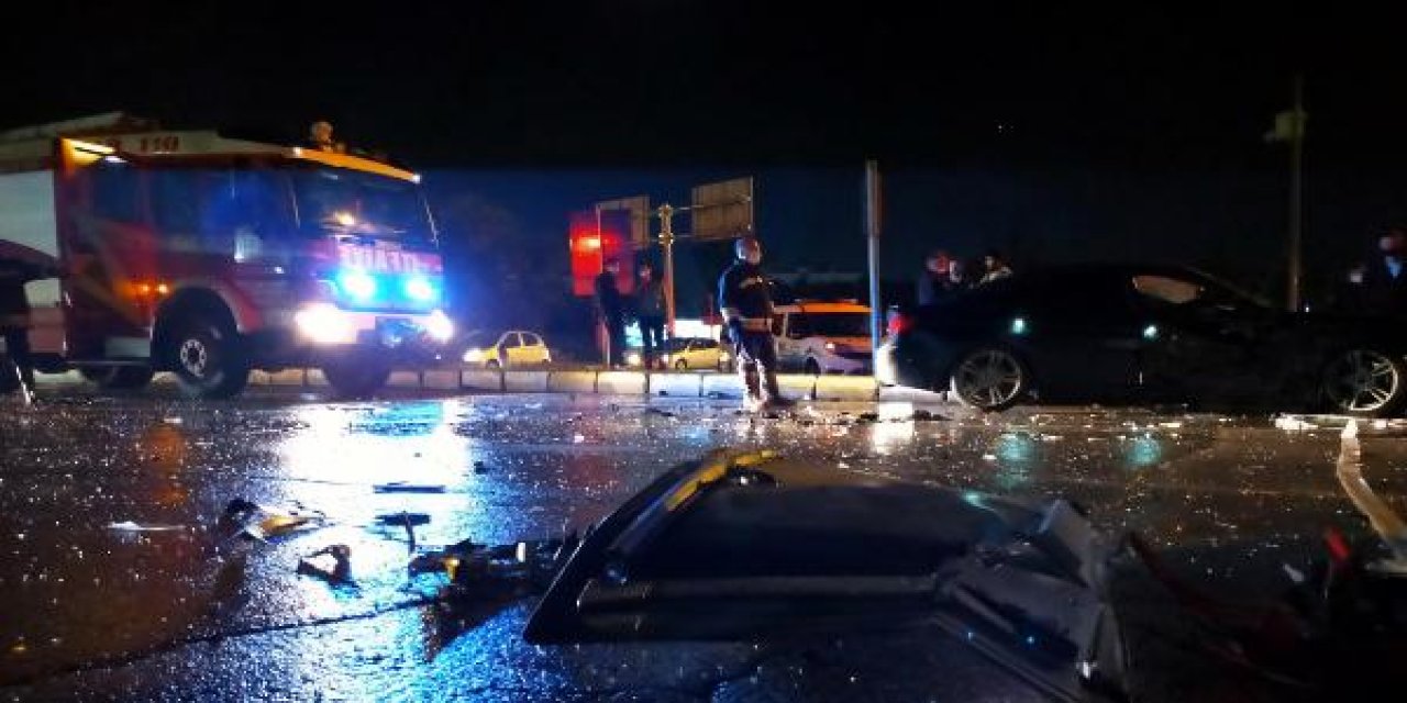 Biri tur otobüsü 4 aracın karıştığı kazada 7 kişi yaralandı