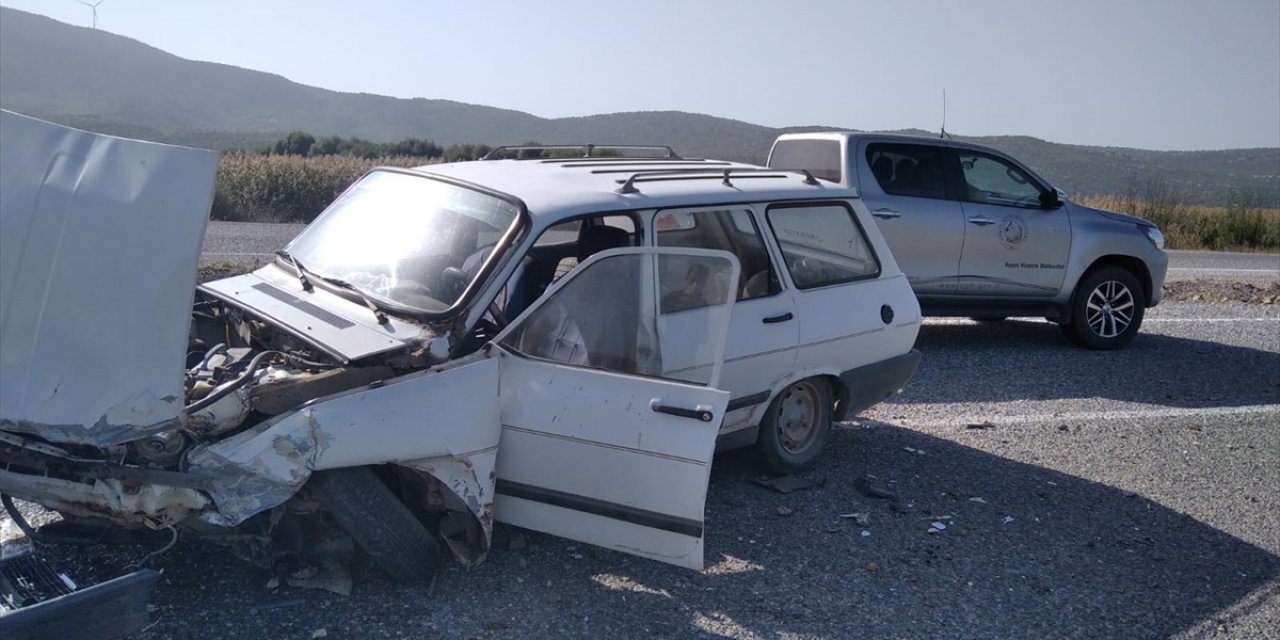 Konya'da otomobil kargo aracıyla çarpıştı