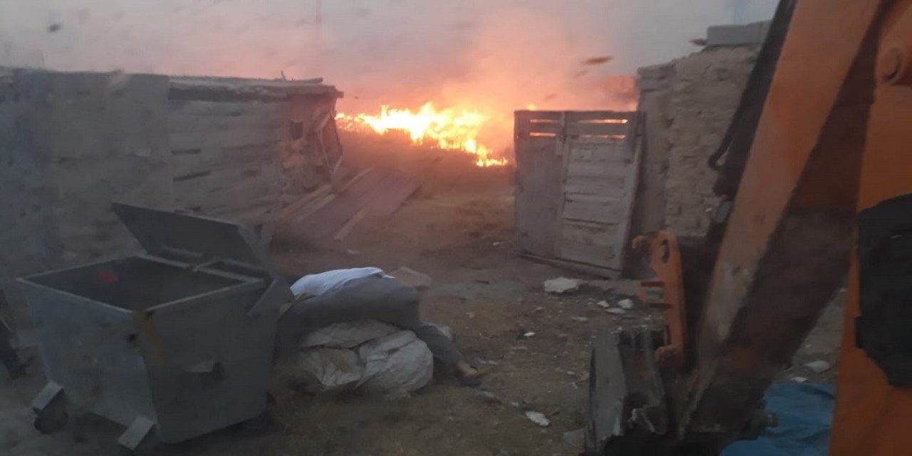Karaman’da ahırda başlayan yangın samanlık ve eve de sıçradı, ekipler alarma geçti