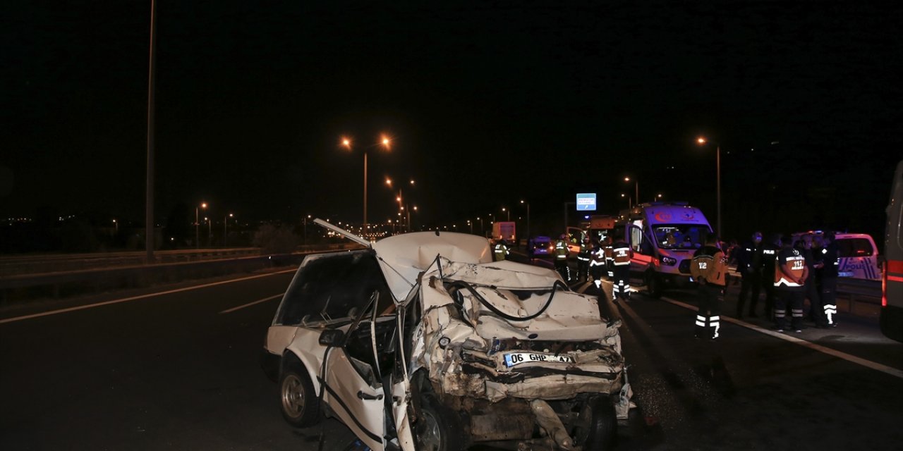 Feci kaza! Tır otomobile arkadan çarptı: 2 ölü