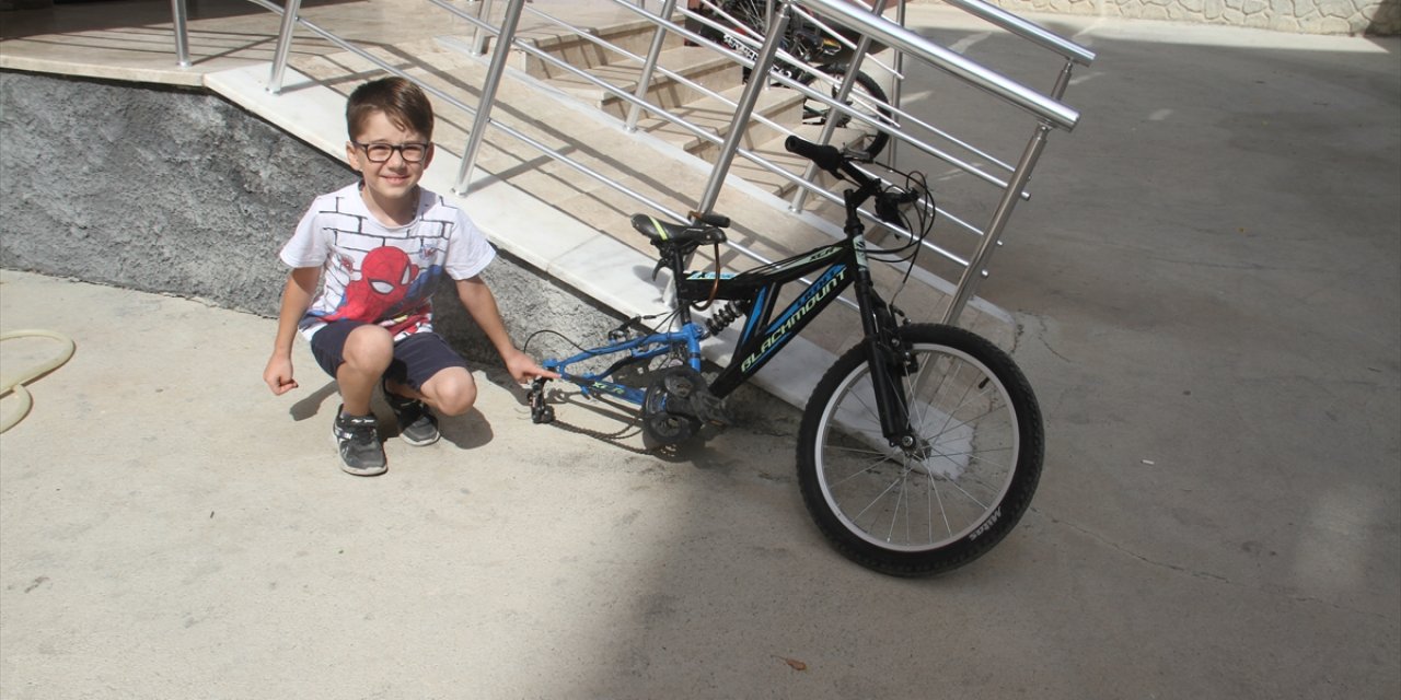 Konya'da bisikletinin arka tekeri çalınan 8 yaşındaki çocuğu sevince boğan haber