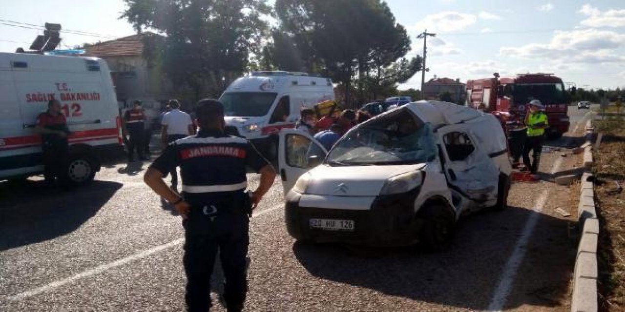 Kamyonla çarpışan hafif ticari araçtaki 1 kişi öldü, 2 kişi yaralandı