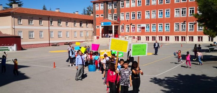 Beyşehir'de ilkokul öğrencileri sağlık için yürüdü