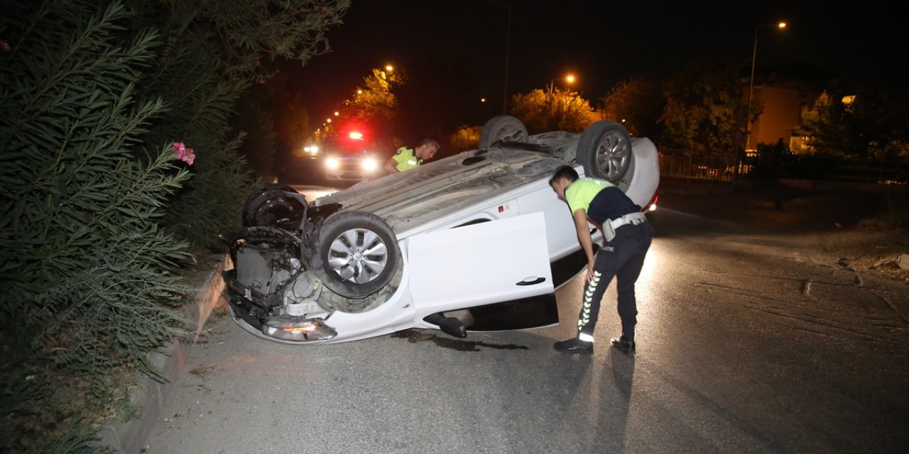 Kaza yapan sürücü otomobili bırakıp gitti