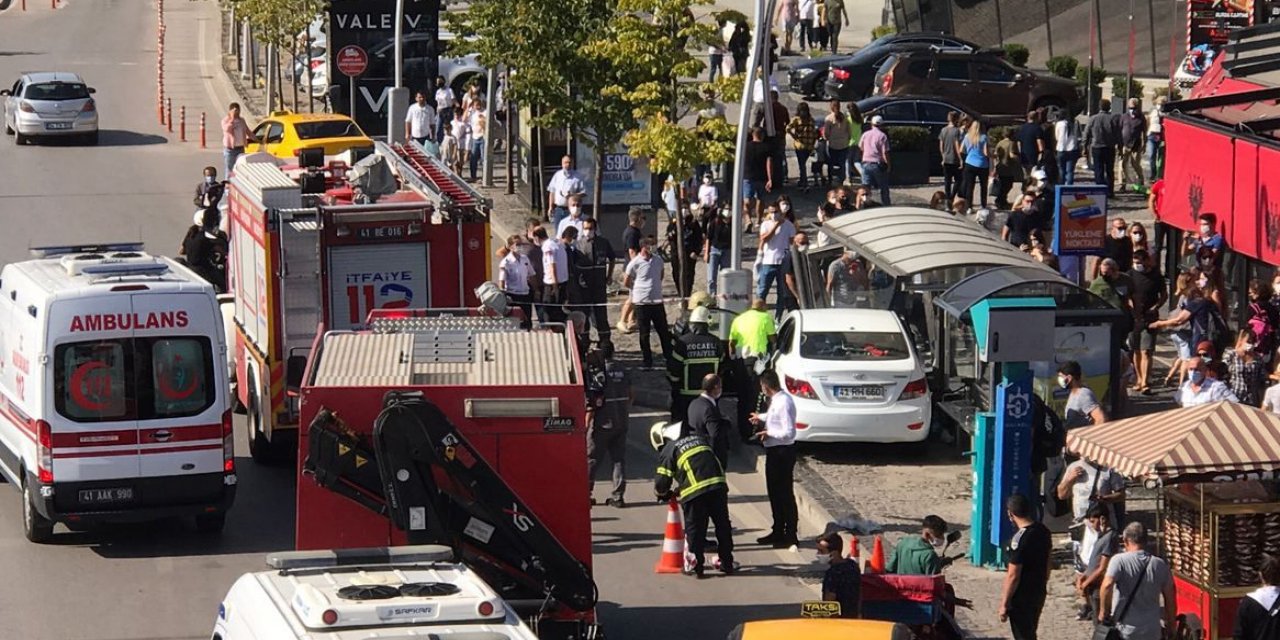 Otomobil otobüs durağına daldı! 4 kişinin yaralandığı kazada sürücüye kalp masajı yapıldı