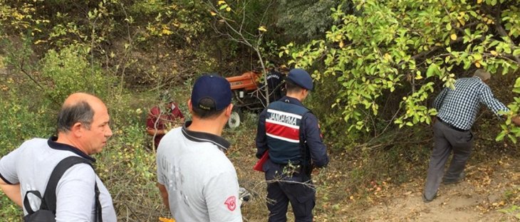 Devrilen traktörün altında kalan sürücü öldü