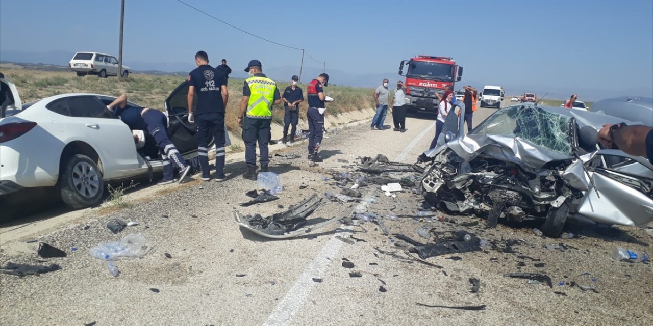 İki otomobil çarpıştı, araçlar hurdaya döndü: 2 ölü, 2 yaralı