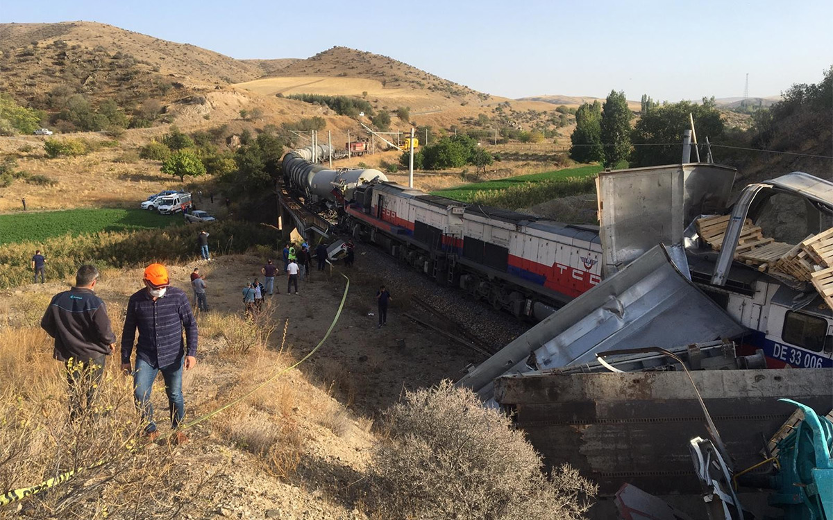 Yozgat'ta iki tren kafa kafaya çarpıştı! İlk belirlemelere göre 2 yaralı var