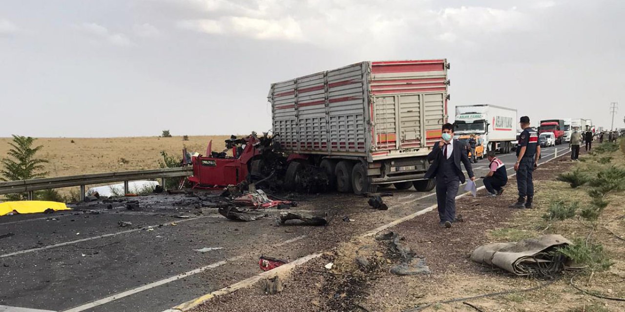 Konya'da iki TIR çarpıştı, ortalık savaş alanına döndü: 1 ölü, 1 yaralı!