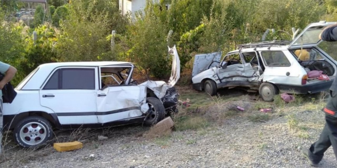 Konya’da iki otomobil çarpıştı, 6 kişi ölümden döndü