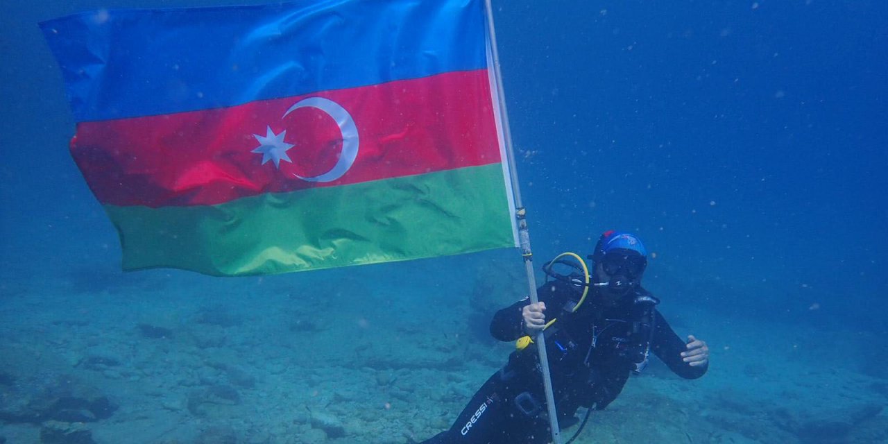 Konyalı dalgıçlar denizin 15 metre derinliğinde Azerbaycan ve Türk bayrağı açtı