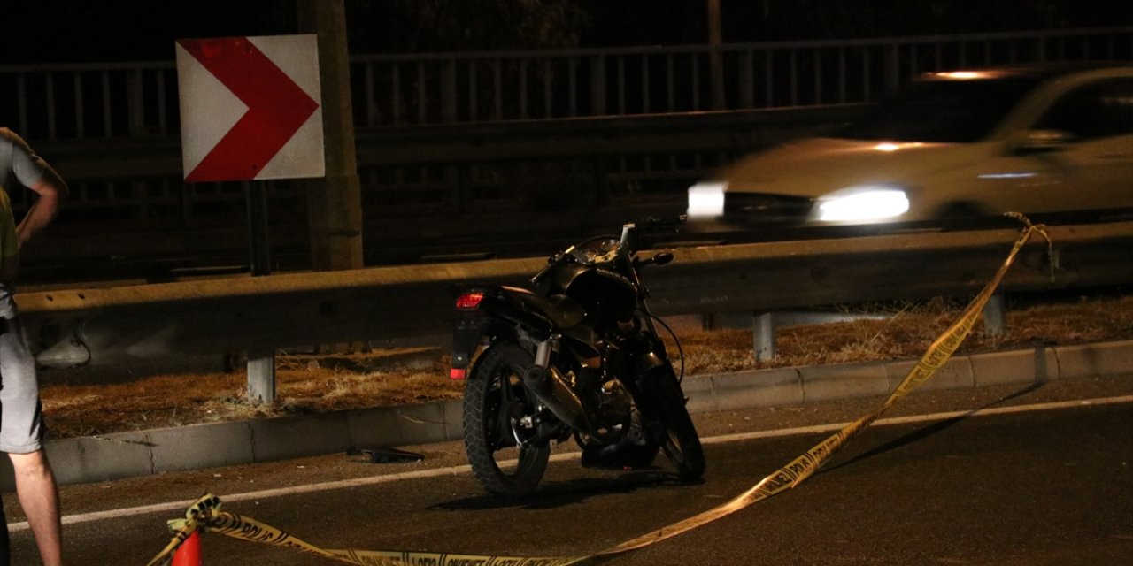 Motosiklet bariyerlere çarptı: 1 ölü, 1 yaralı