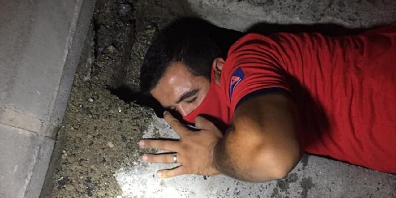 Arabanın anahtarı yağmur suyu kanalına düştü, yardıma itfaiye koştu