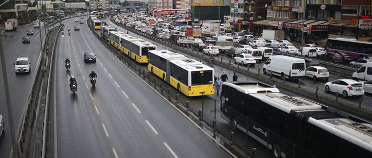 Metrobüs kaza yaptı! Yaralılar var