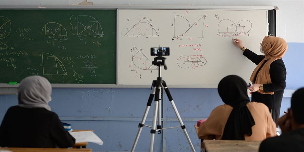 Öğretmenler, uzaktan eğitim derslerini sınıflarında işliyor